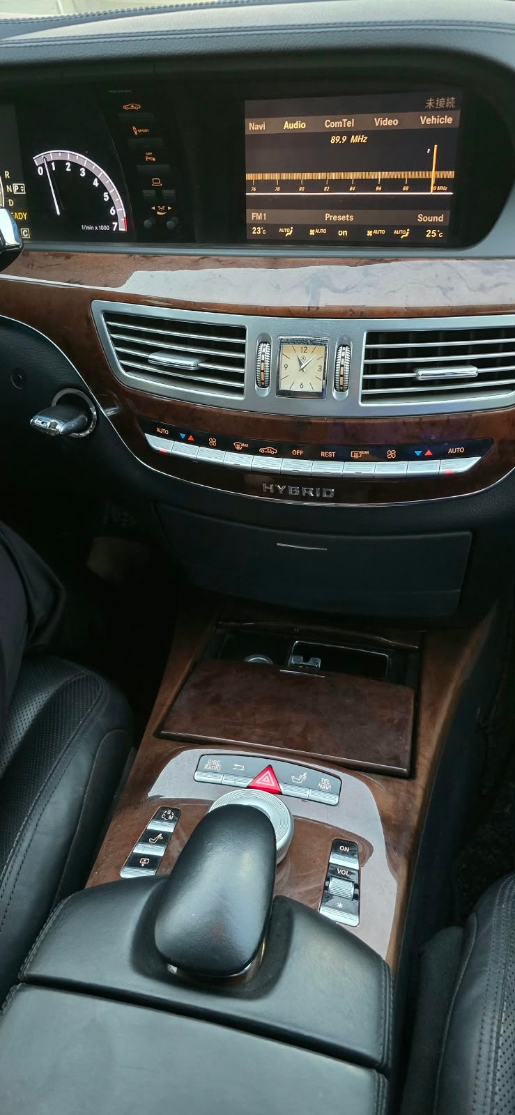 White Mercedes Benz S 400 h 2011